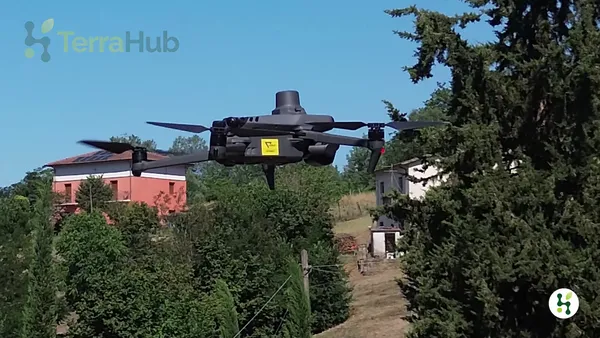 Il drone TerraHub in volo sopra l'azienda